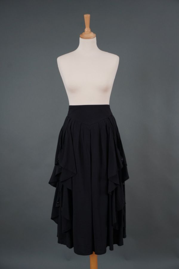 Crna suknja neobičnog kroja Cijena