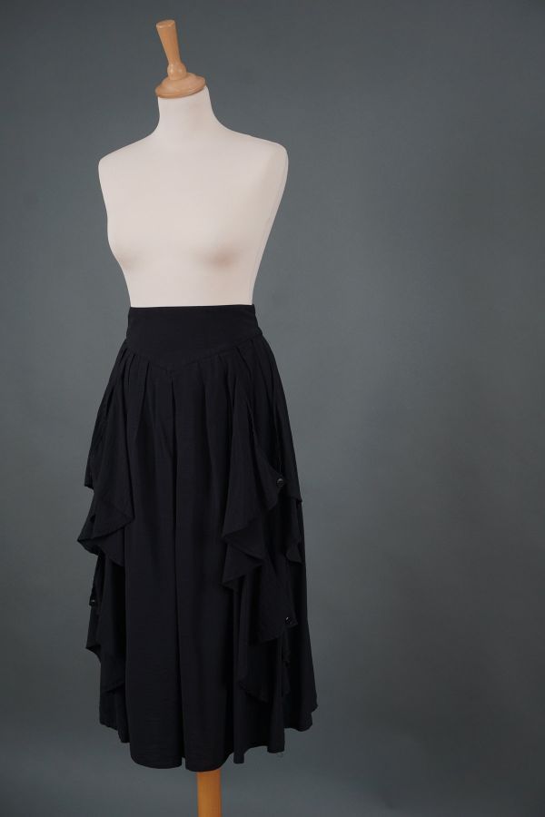 Crna suknja neobičnog kroja Cijena