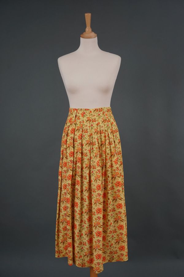 Suknja s narančastim cvjetovima
