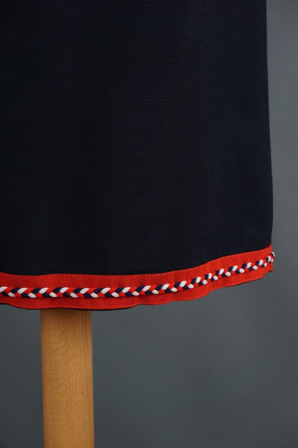 Mala crna haljina s crvenim detaljima Cijena