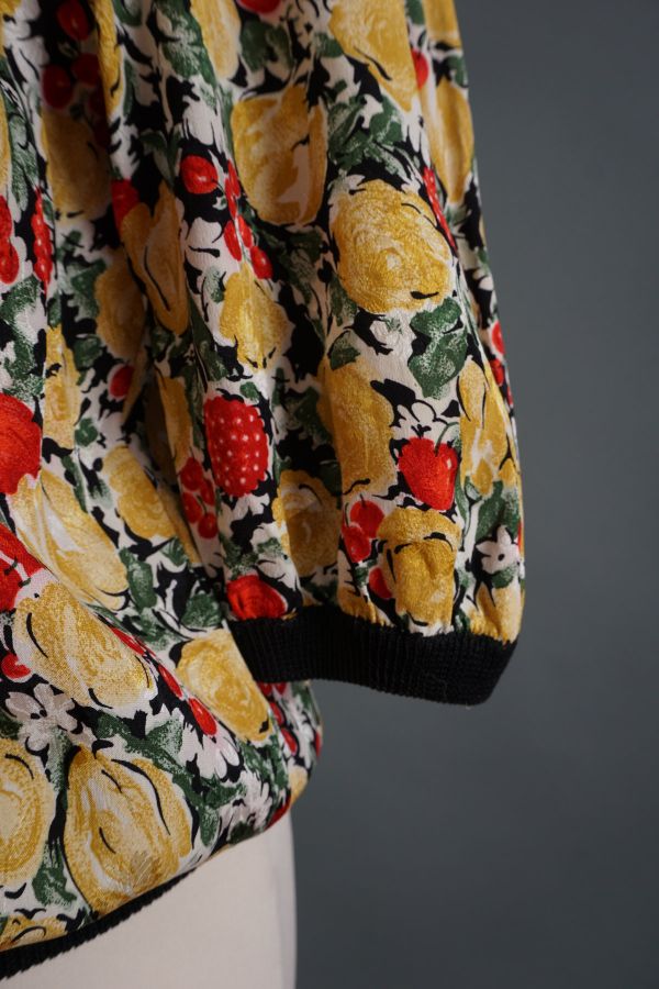 Svilena bluza sa uzorkom cvijeća i voća Cijena