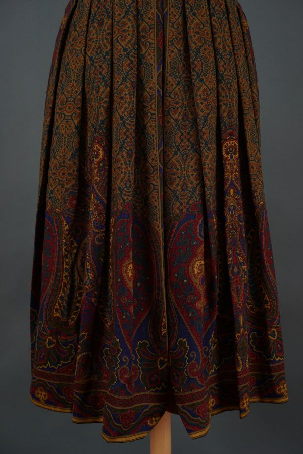 Olive skirt with print Price